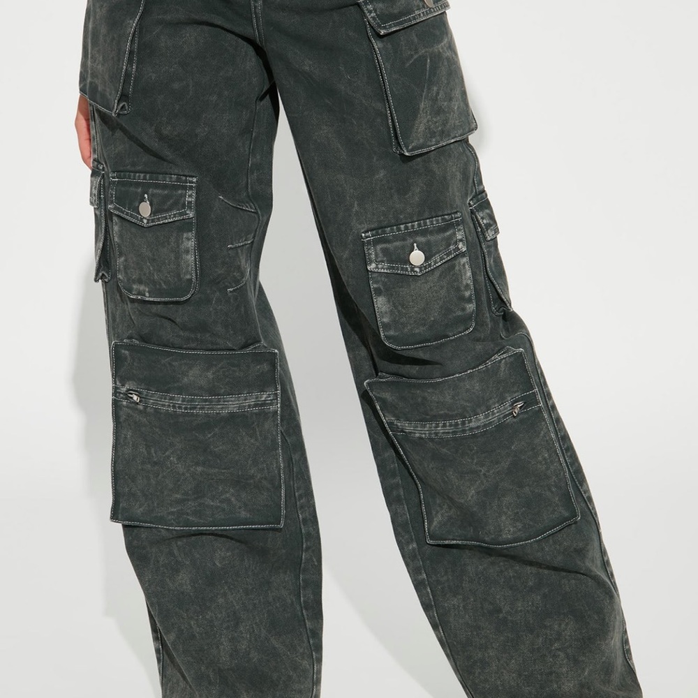 Viral Cargo Jeans. Women’s size 15. Dark green color. Brand new never worn.